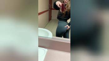 video of gym babe checking her ass in the mirror