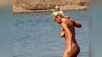 video of Anne zeigt ihre Nackten Brüste im See