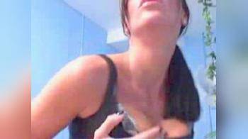video of Hot cam girl shows her ass