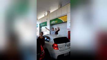 video of bebadas flashing at fueling station