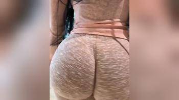 video of girl in yogapants with big ass