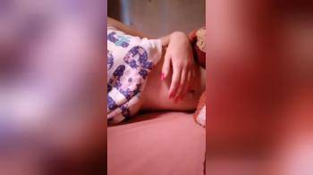 video of Le esce flashing her boobs and pussy while laying on bed