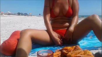 video of Secretly masturbating on the beach with her small vib