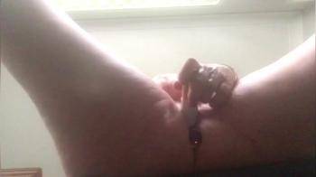 video of Fast masturbating squirting all over 