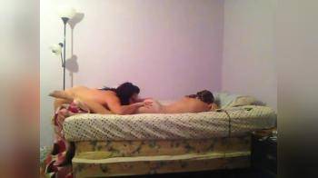 video of duas amadoras two college girls on bed