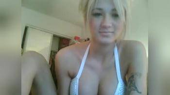 video of Hot blonde shows awesome body on webcam