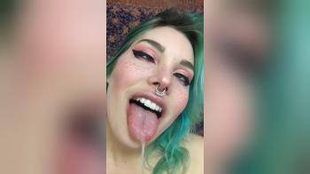 video of Gosplay girl weird faces love it