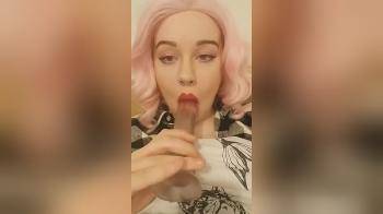 video of short haired pink girl sucks dildo