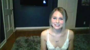 video of Cute blonde having her 1st webcam