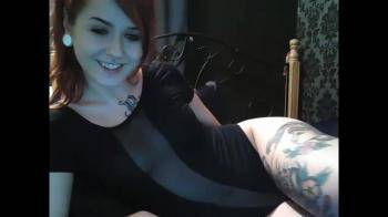 video of UK tattooed goth girl shows naked body on webcam