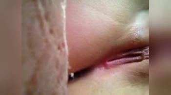 video of Close up lubes her pussy b4 baiting
