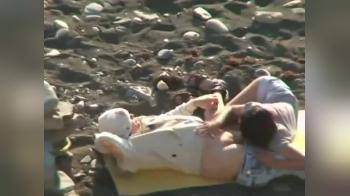 video of Voyeur caught a sexy gril fucking at the beach