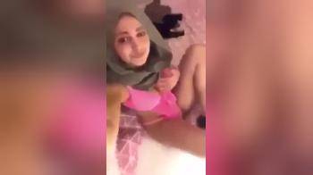 video of A Muslim girl plays with her body