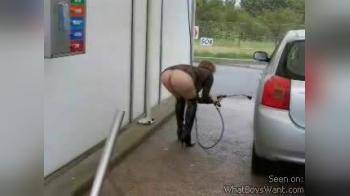 video of Morgane washes the car