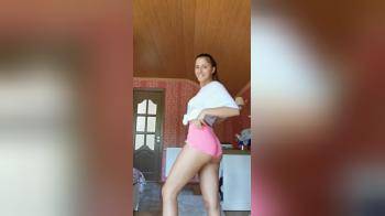 video of Amateur girl showing off