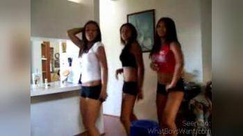 video of 3 girls dancing ;)