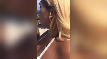 video of Beach Babe Wiggles her Arse