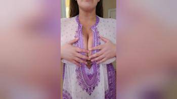 video of MILF shows her huge titties