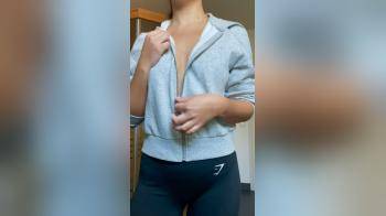 video of Girl in yogapants unveals her tits