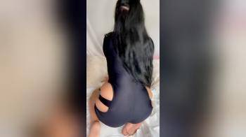 video of Curvy girl shakes her ass