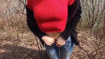 video of Guy fucking his hot girlfriend outdoor in the woods in her ass
