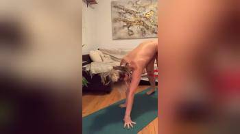 video of Fun naked girl working out