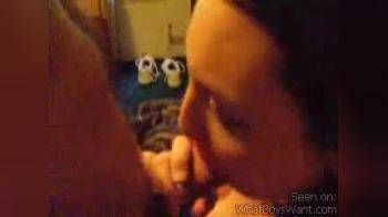 video of kneeling teen gives a nice BJ