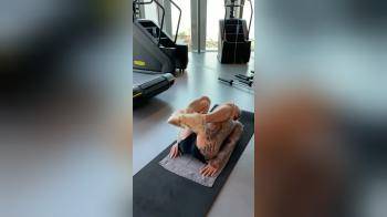 video of Sexy babe on gym