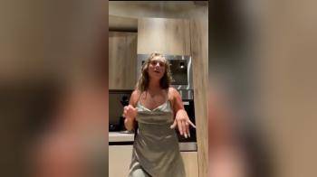 video of loose top of the dress