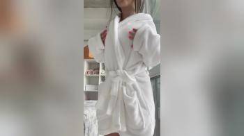 video of Sexy Teen Revealing Her Body