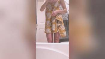 video of droping the towel and exposing her sexy body