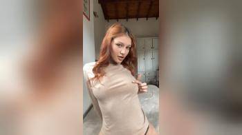 video of redhead chick shows her tits
