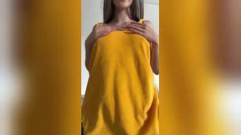 video of sexy babe undressing her yellow dress