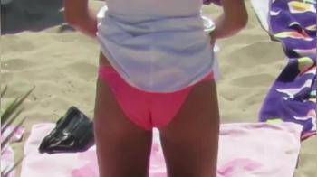 video of Teen shows her ass to the beach