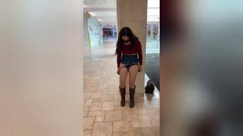 video of Shopping centre flashing