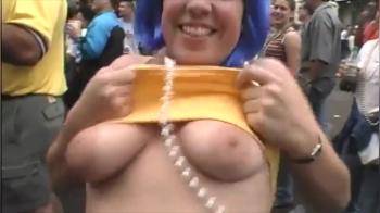 video of Mardi Gras titty flashing girlies