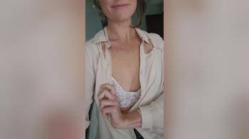 video of MILF shows off her lactating pair of tits