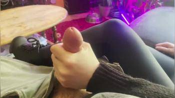 video of Casual handjob on the couch leads to cumshot