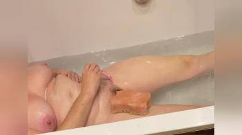 video of Girl shaved pussy in bath