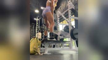 video of hot body lifting weights