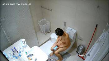 video of Arab MILF spied naked in the bathroom