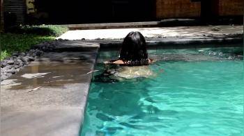 video of Asian babe leaves the pool