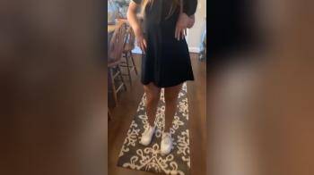 video of Sexy girl shows us her ass